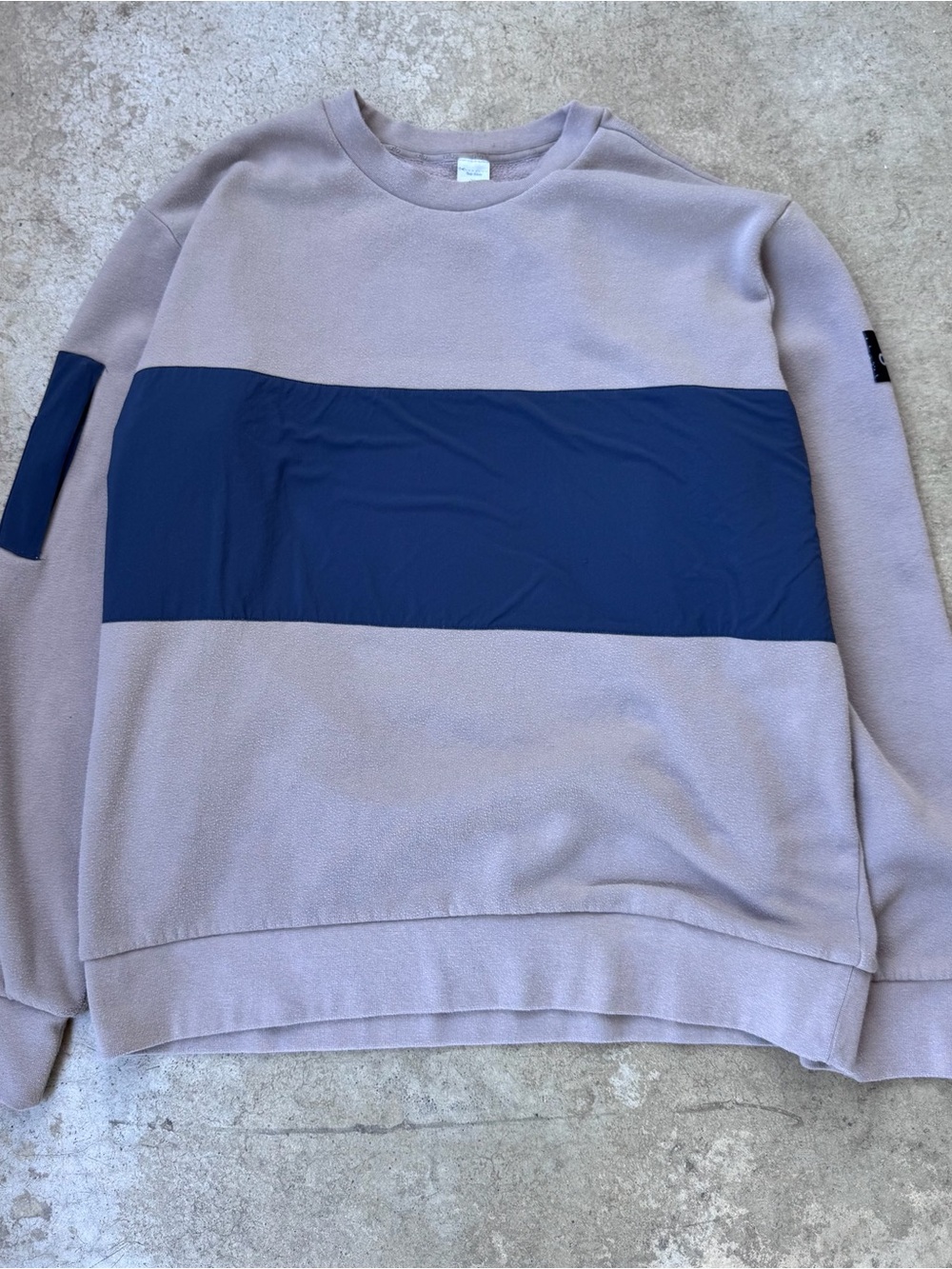 ALO Yoga Men's Crewneck Sweatshirt in Lavender with Navy Panel